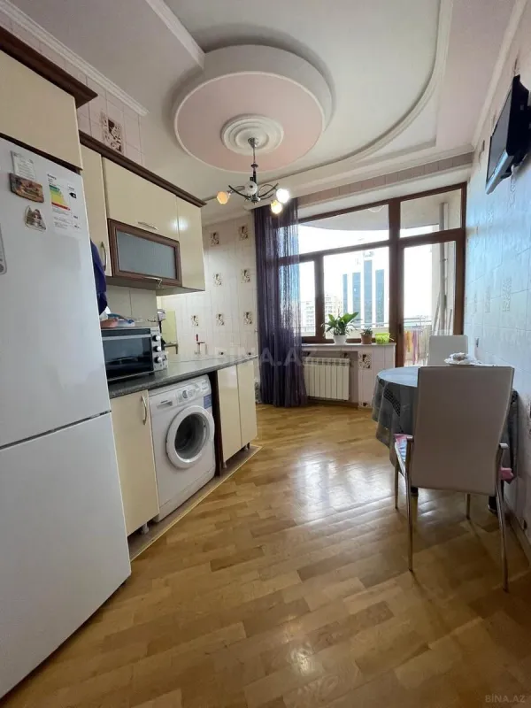 Satılır 4 otaqlı mənzil 186 m²