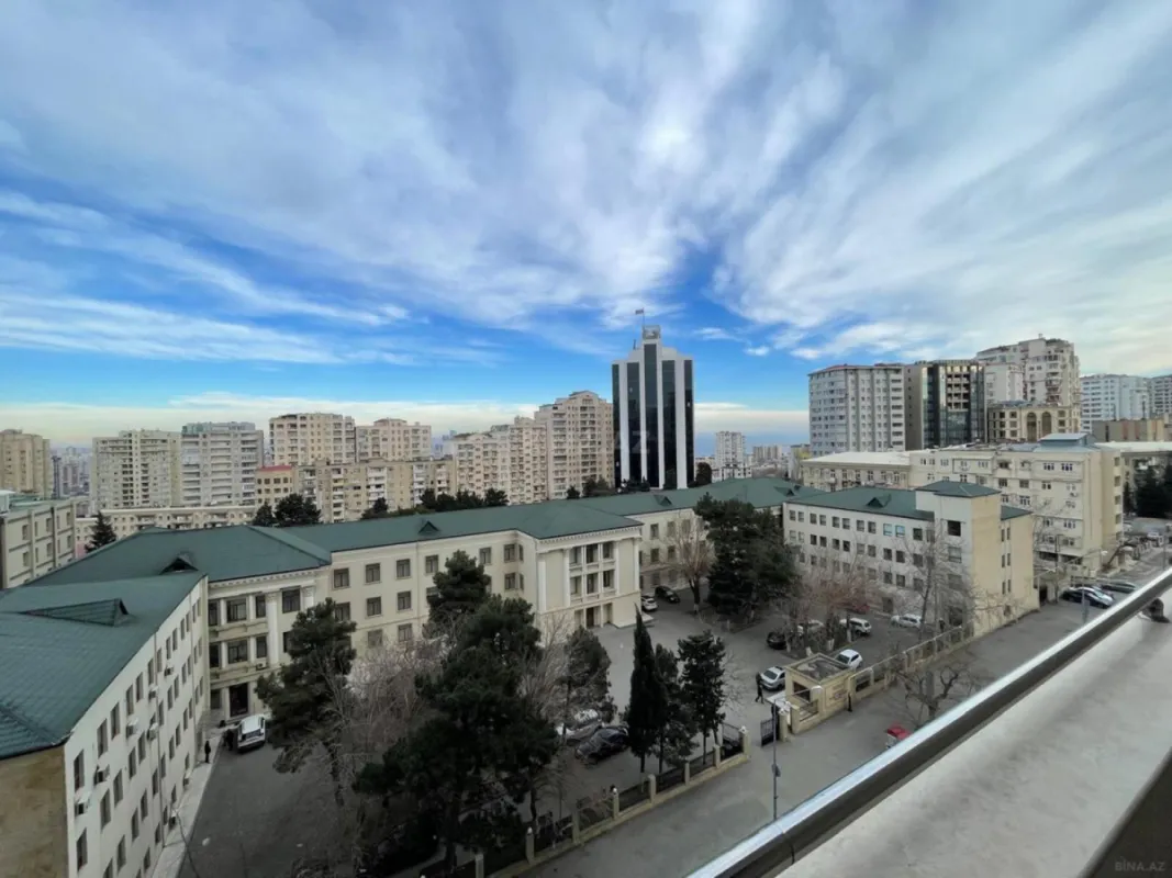 Satılır 4 otaqlı mənzil 186 m²