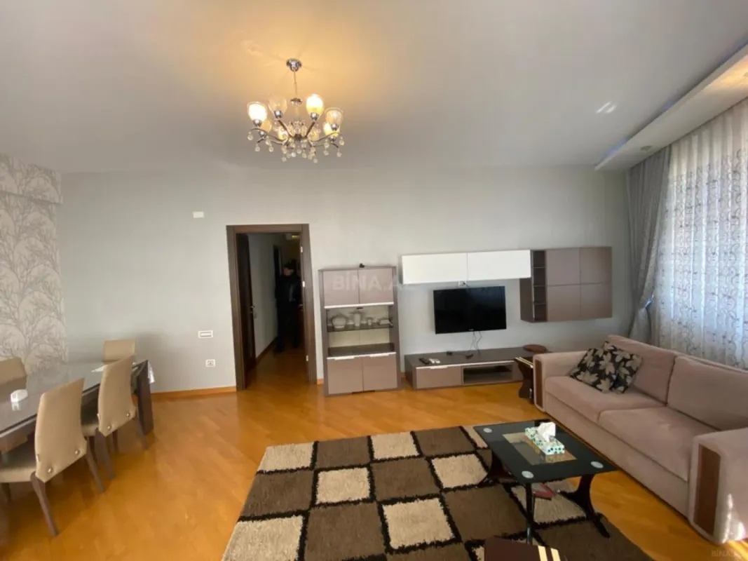 Satılır 3 otaqlı mənzil 147 m²