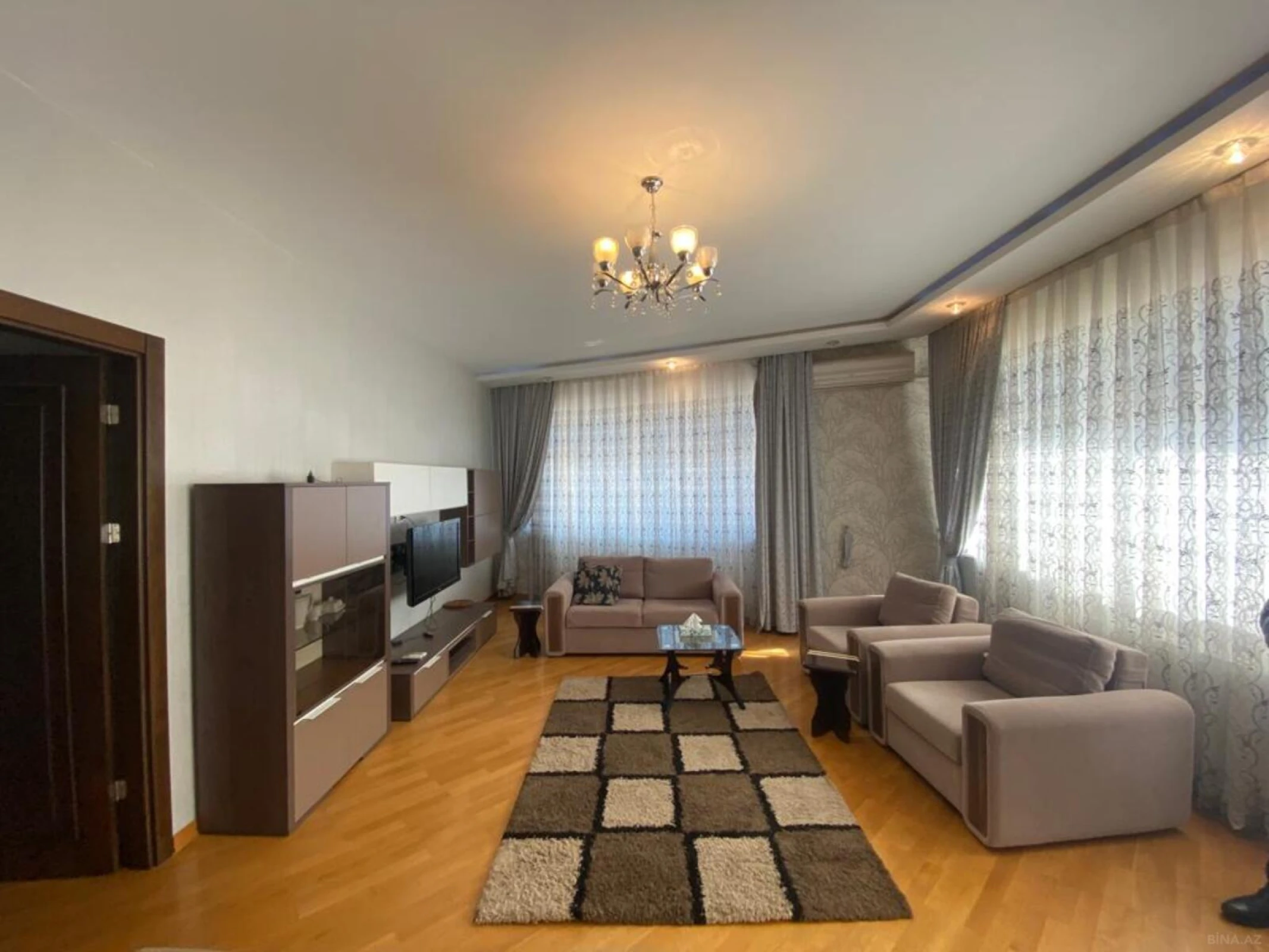 Satılır 3 otaqlı mənzil 147 m²