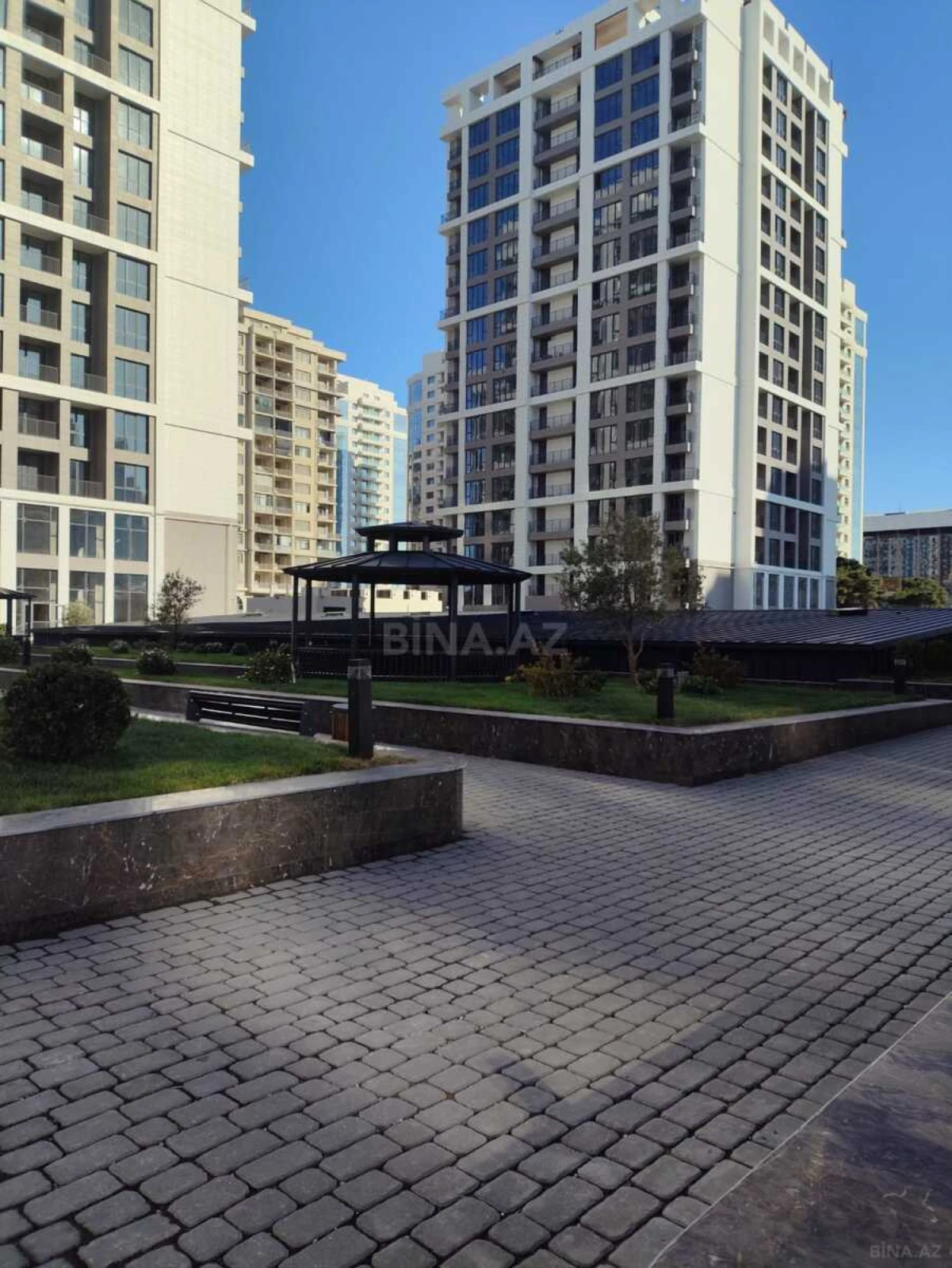 Satılır 4 otaqlı mənzil 176 m²
