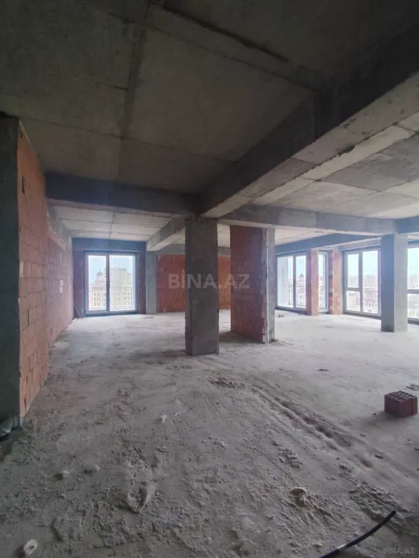 Satılır 4 otaqlı mənzil 176 m²