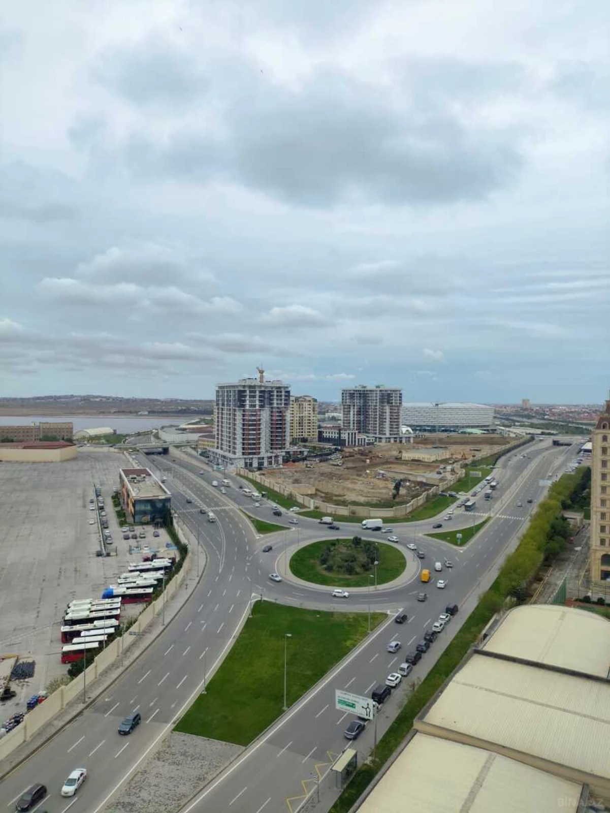 Satılır 4 otaqlı mənzil 176 m²
