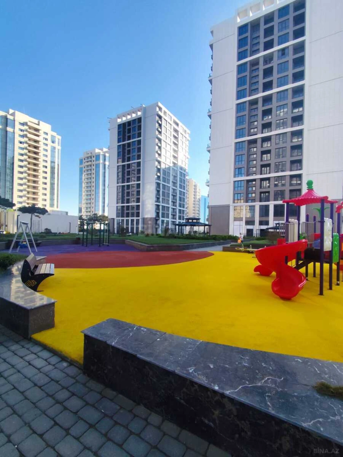 Satılır 4 otaqlı mənzil 176 m²