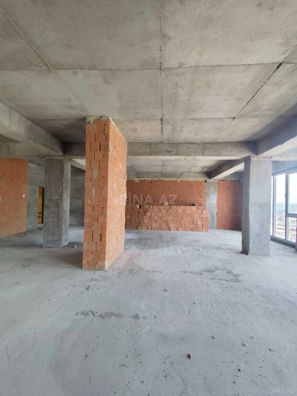 Satılır 4 otaqlı mənzil 176 m²