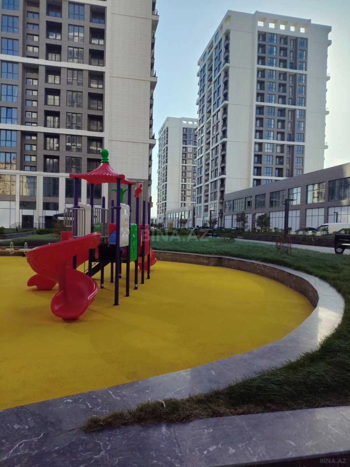 Satılır 4 otaqlı mənzil 176 m²