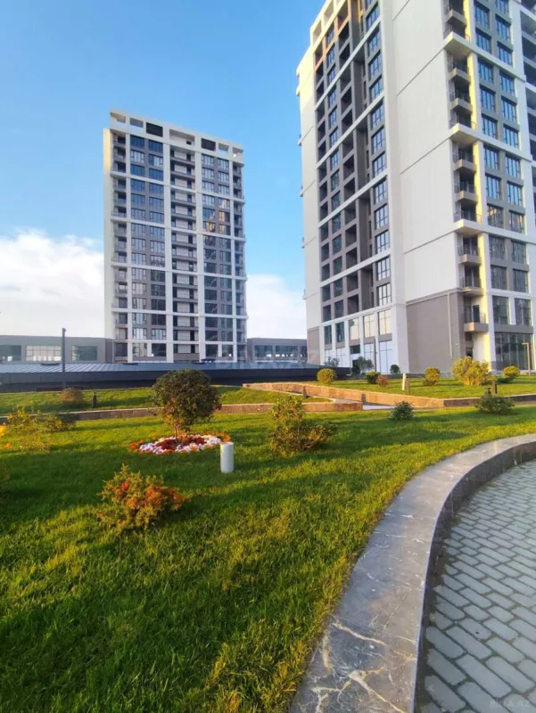 Satılır 4 otaqlı mənzil 176 m²