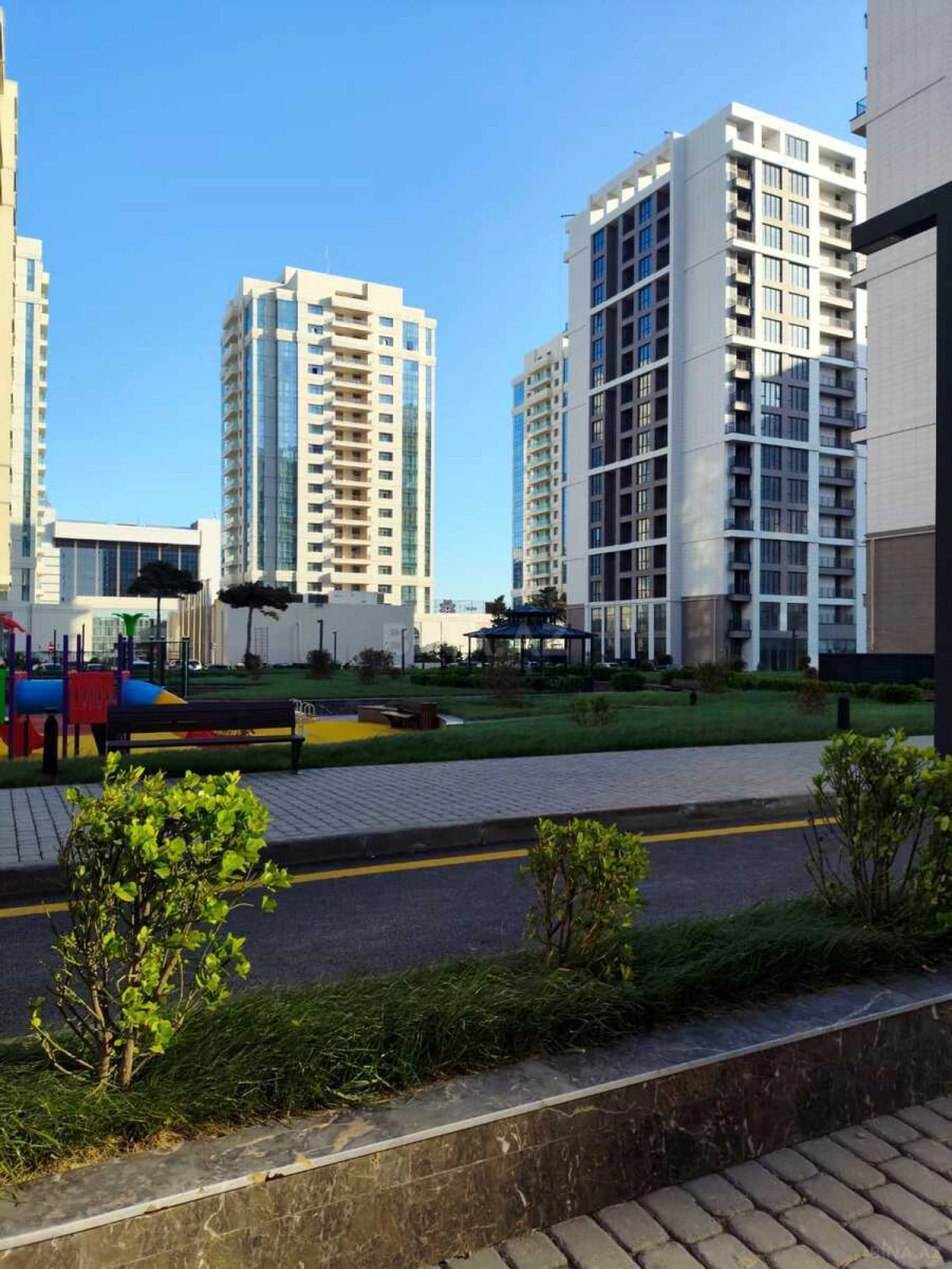 Satılır 4 otaqlı mənzil 176 m²