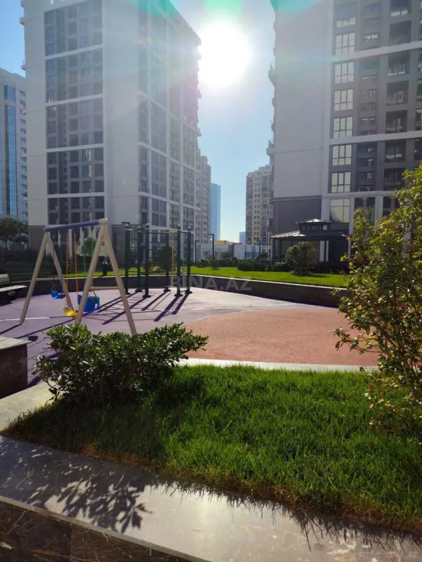 Satılır 4 otaqlı mənzil 176 m²