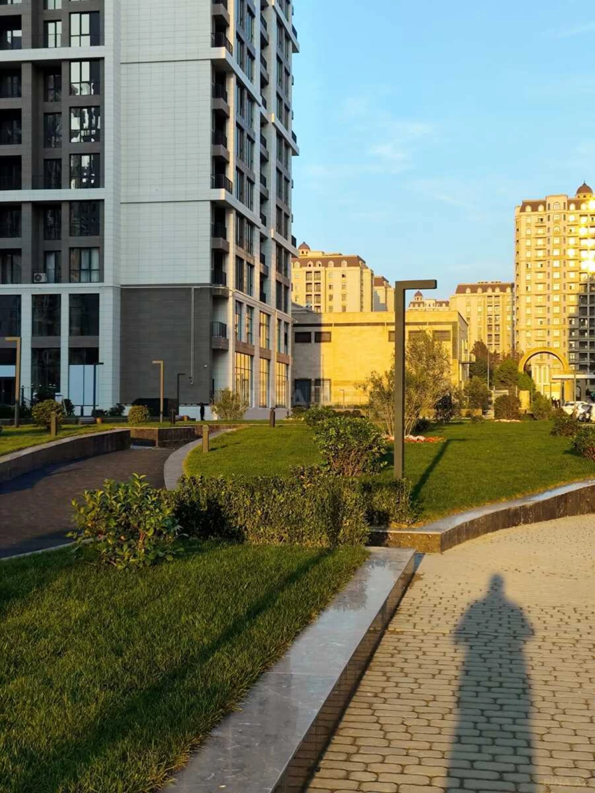 Satılır 4 otaqlı mənzil 176 m²