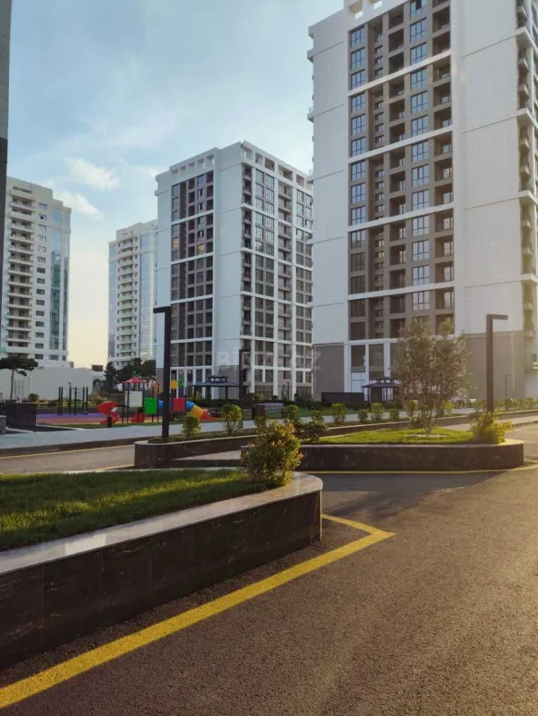 Satılır 4 otaqlı mənzil 176 m²