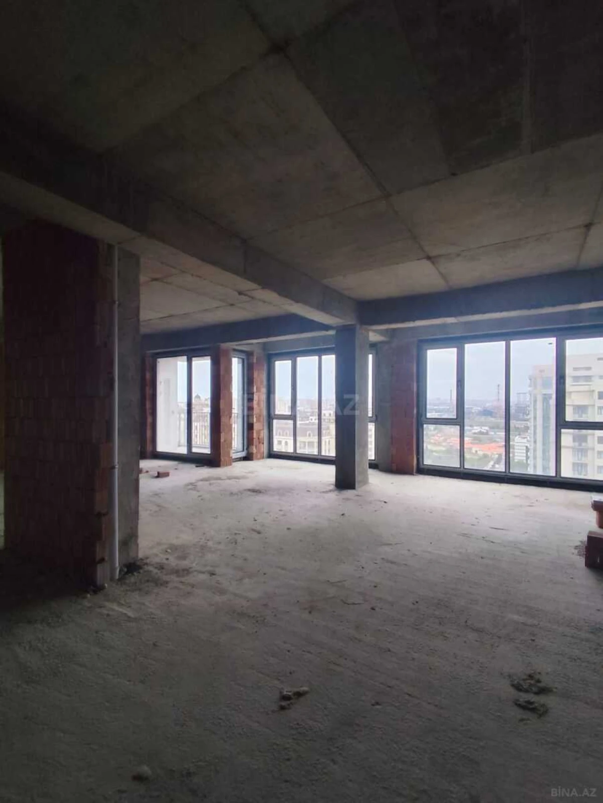 Satılır 4 otaqlı mənzil 176 m²