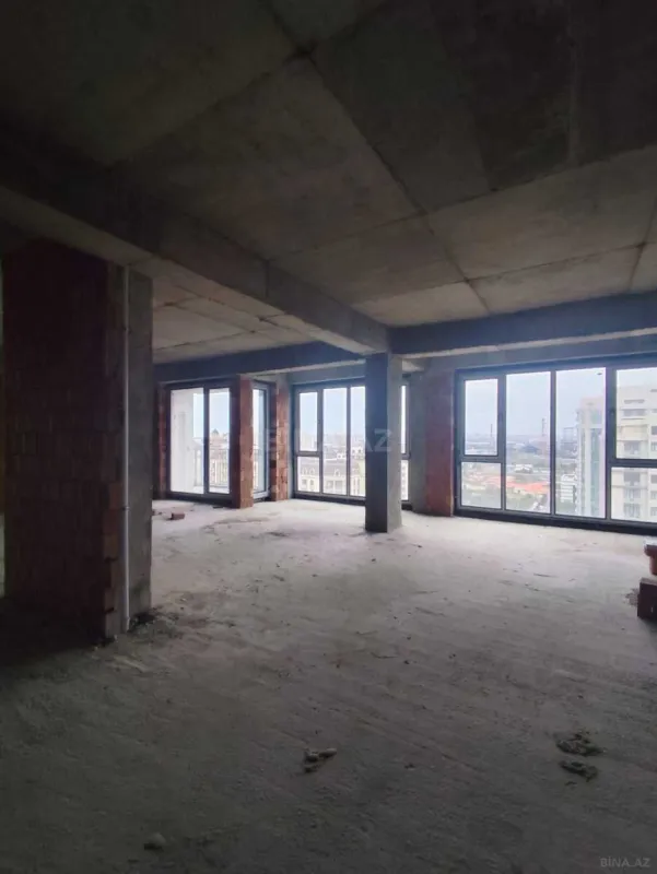 Satılır 4 otaqlı mənzil 176 m²