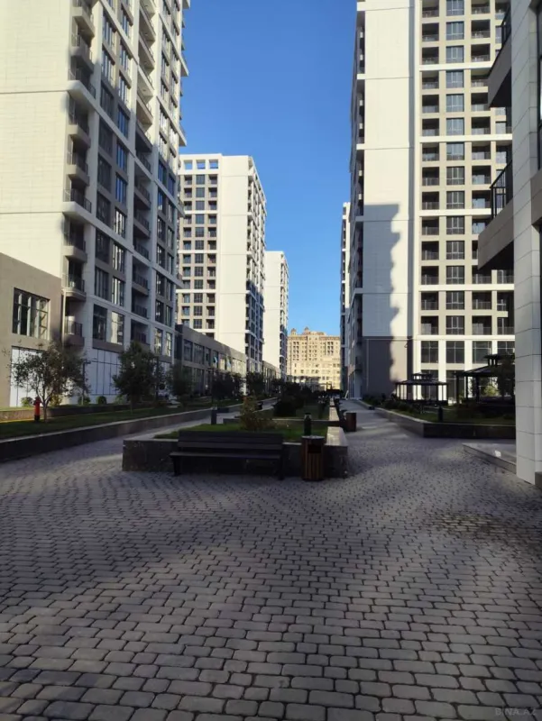 Satılır 4 otaqlı mənzil 176 m²