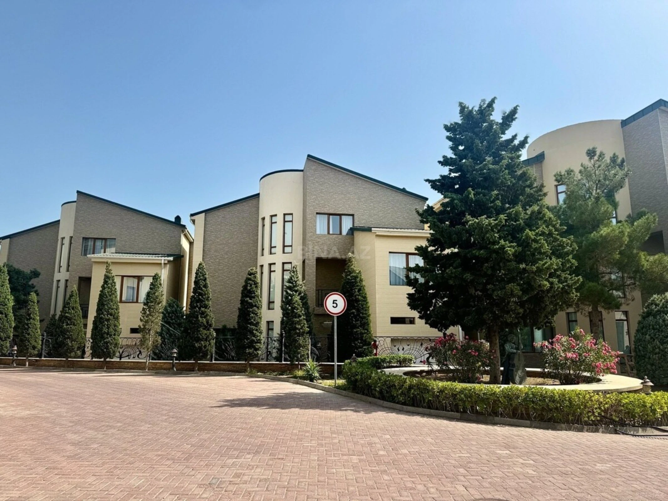 Kirayə verilir 6 otaqlı həyət evi 420 m²