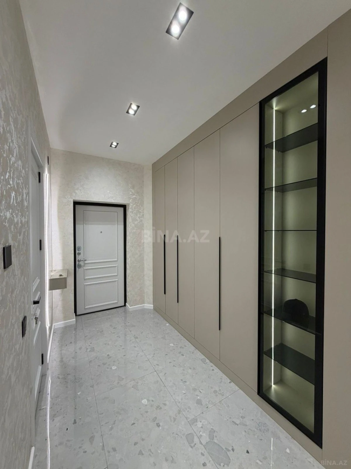 Satılır 2 otaqlı mənzil 97 m²