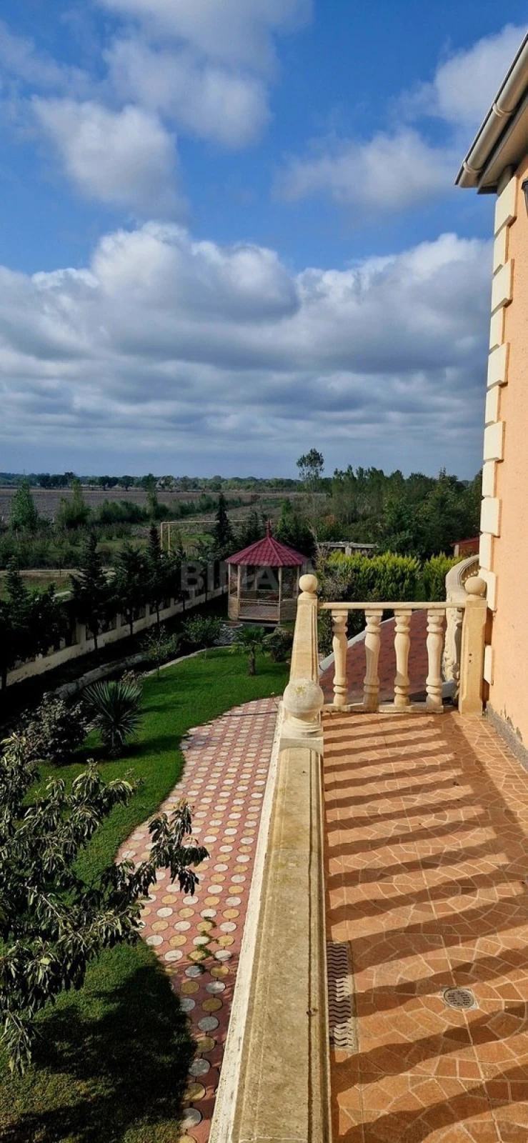 Satılır 8 otaqlı həyət evi 500 m²