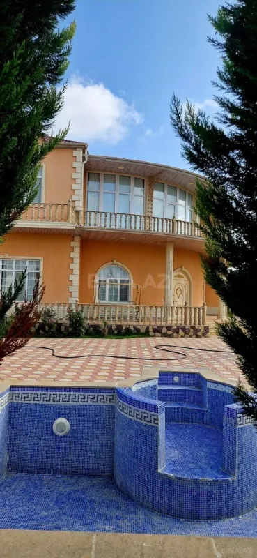 Satılır 8 otaqlı həyət evi 500 m²