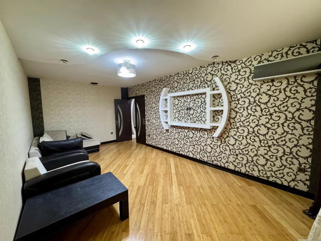 Satılır 3 otaqlı mənzil 138 m²