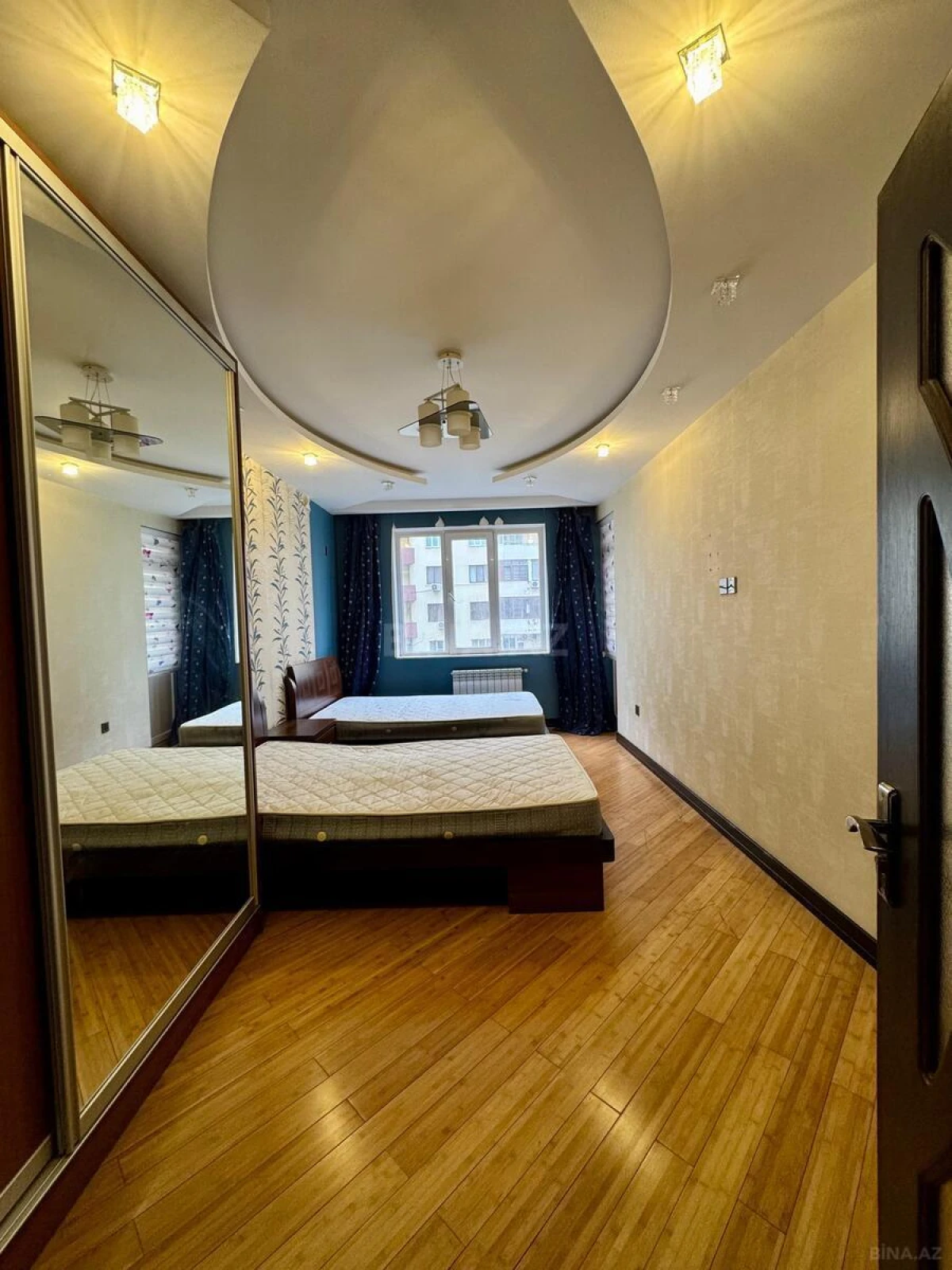 Satılır 3 otaqlı mənzil 138 m²
