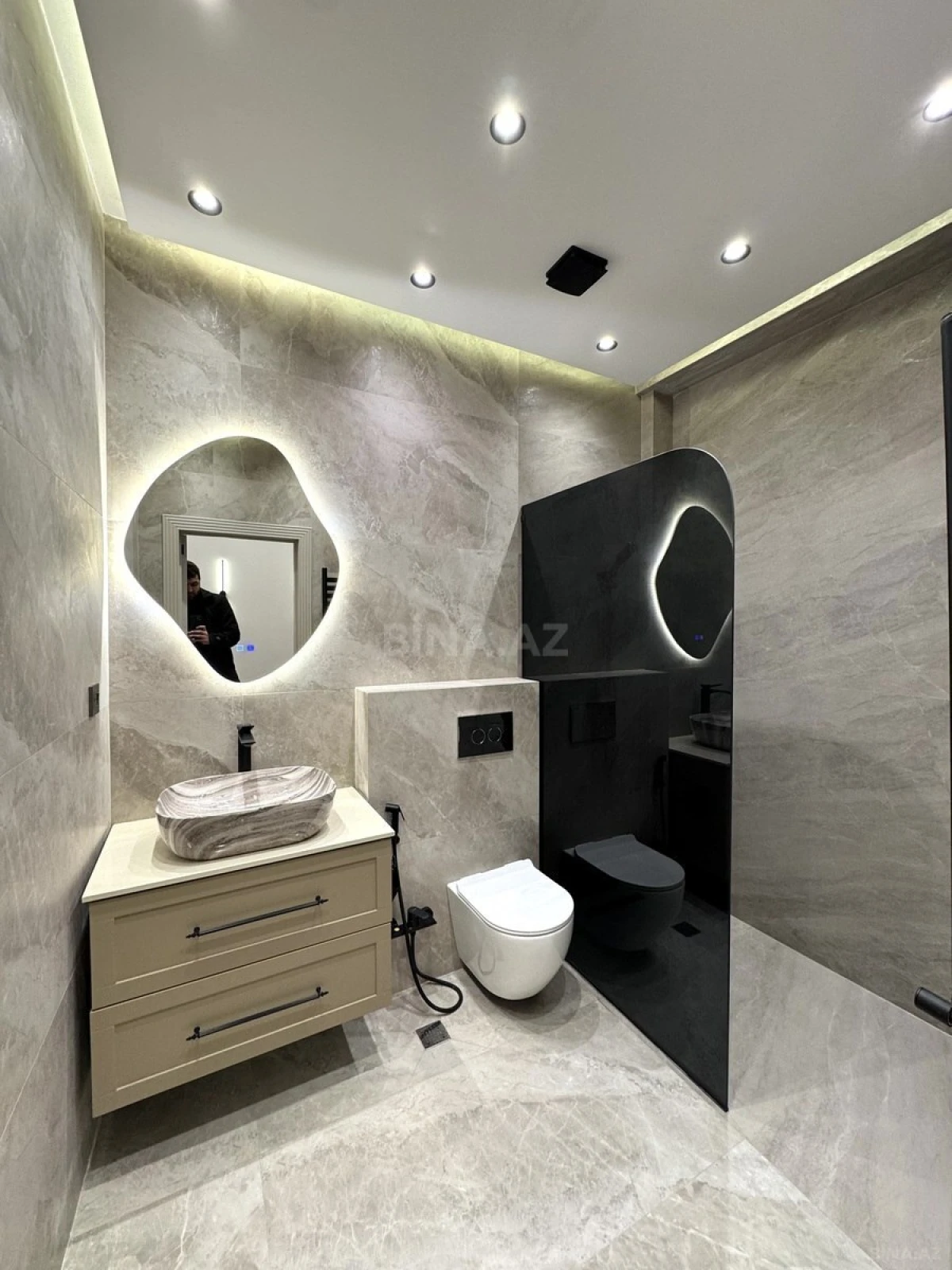 Satılır 3 otaqlı mənzil 135 m²