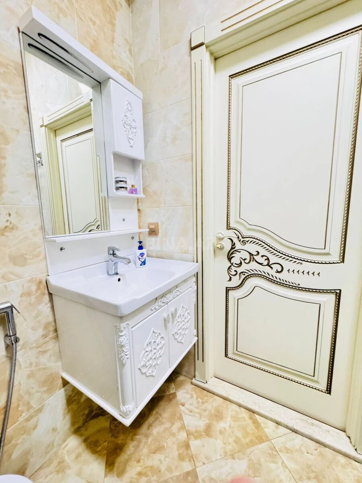 Kirayə verilir 2 otaqlı mənzil 95 m²