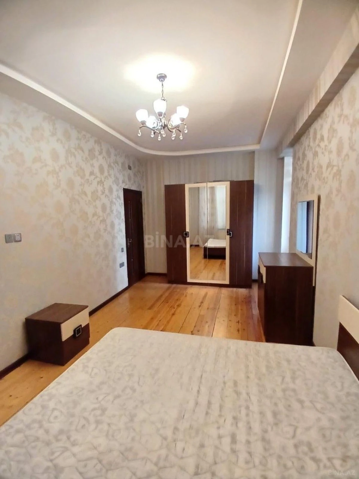 Satılır 2 otaqlı mənzil 102 m²