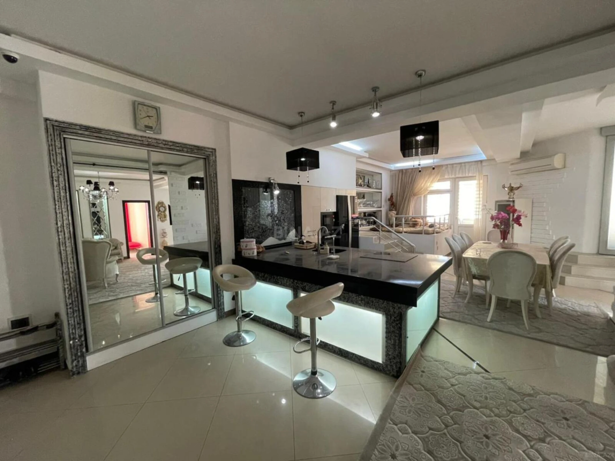 Kirayə verilir 3 otaqlı mənzil 137 m²