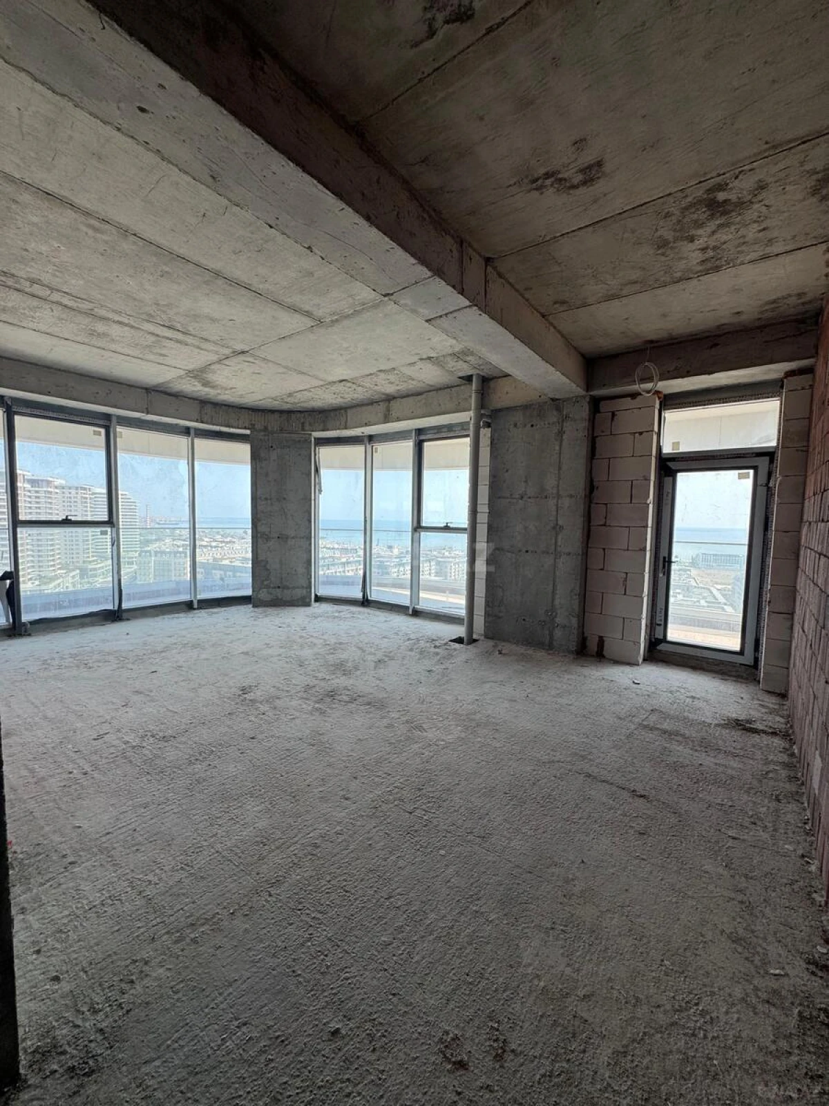 Satılır 4 otaqlı mənzil 224 m²