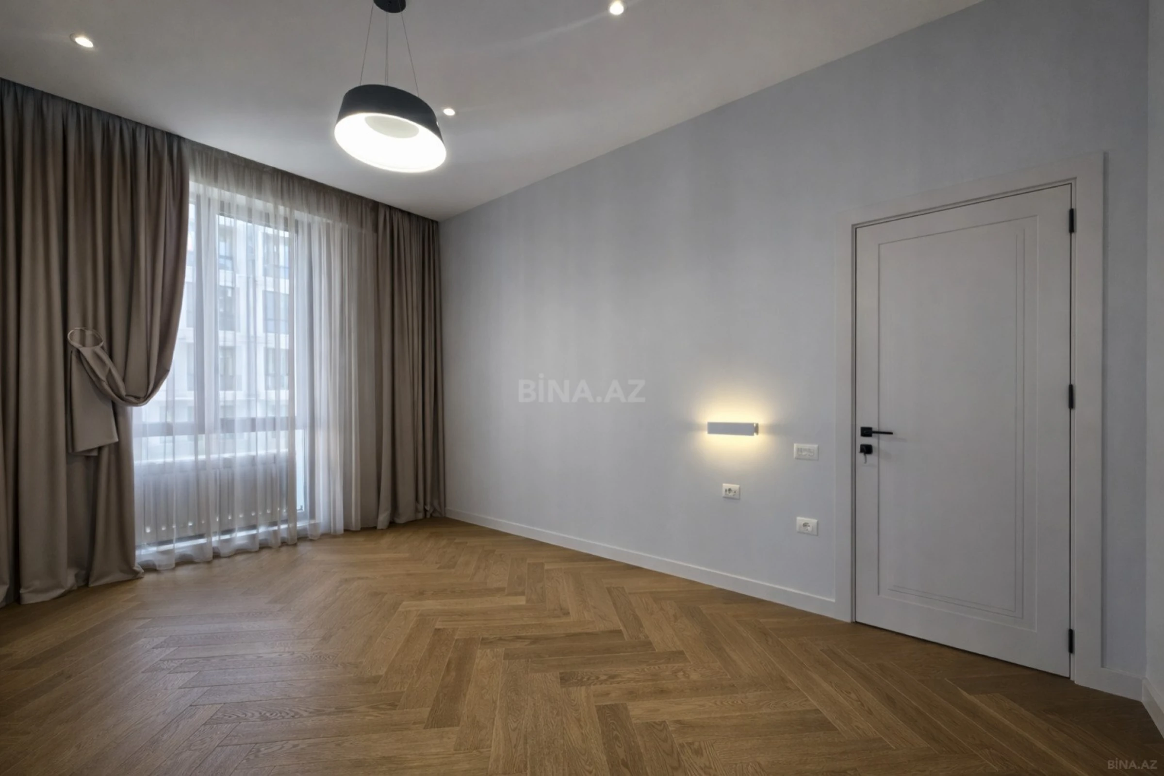 Satılır 3 otaqlı mənzil 135 m²