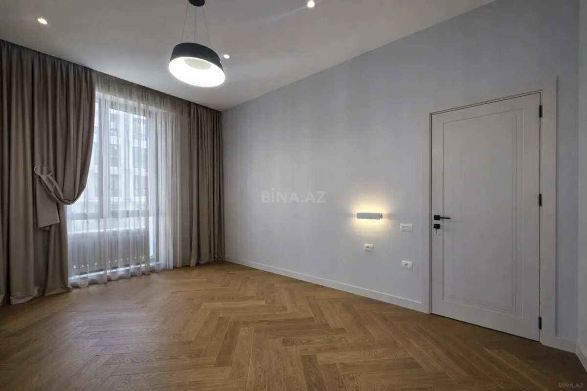 Satılır 3 otaqlı mənzil 135 m²