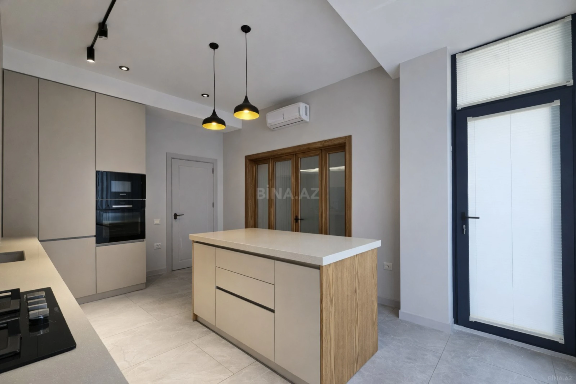 Satılır 3 otaqlı mənzil 135 m²