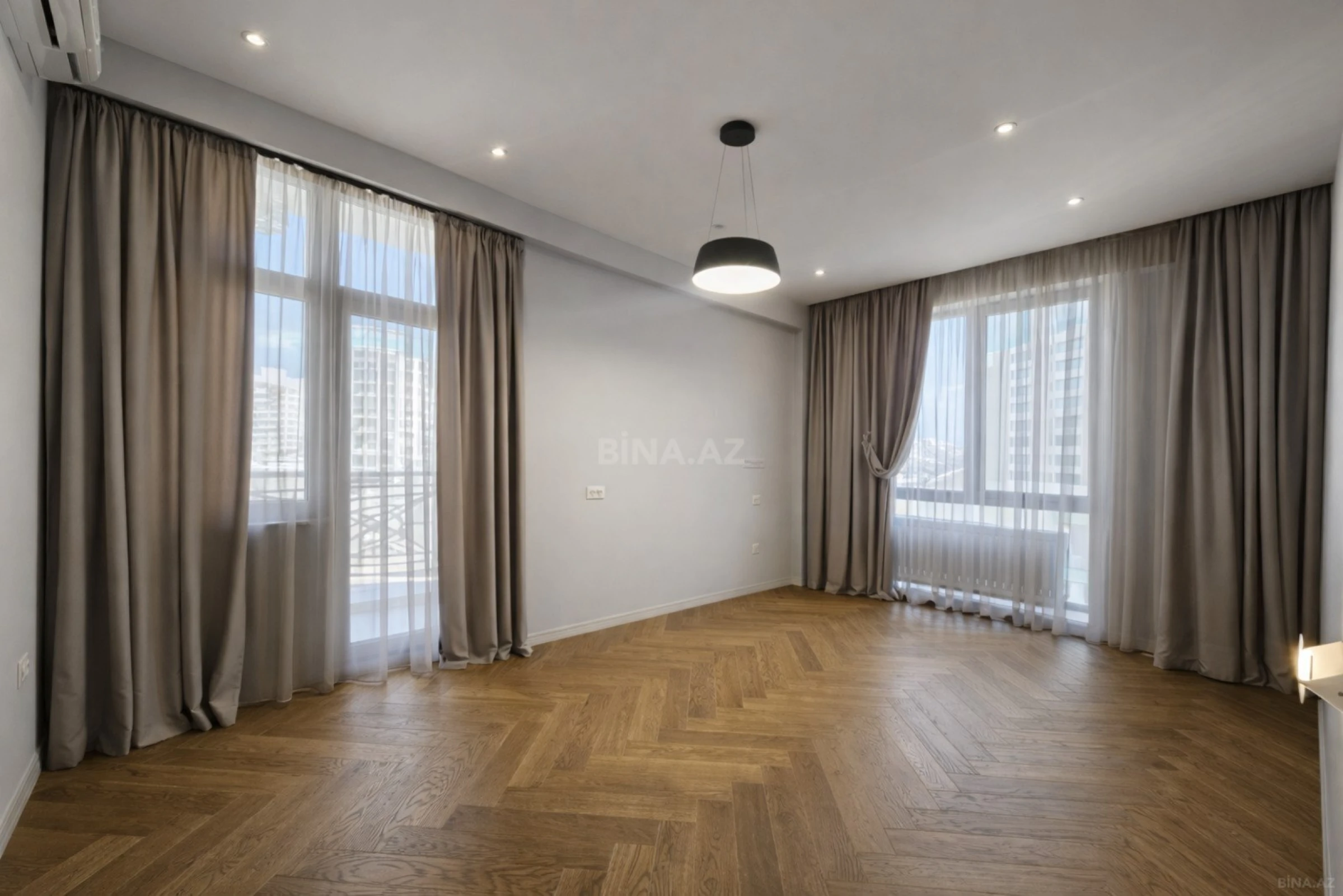 Satılır 3 otaqlı mənzil 135 m²