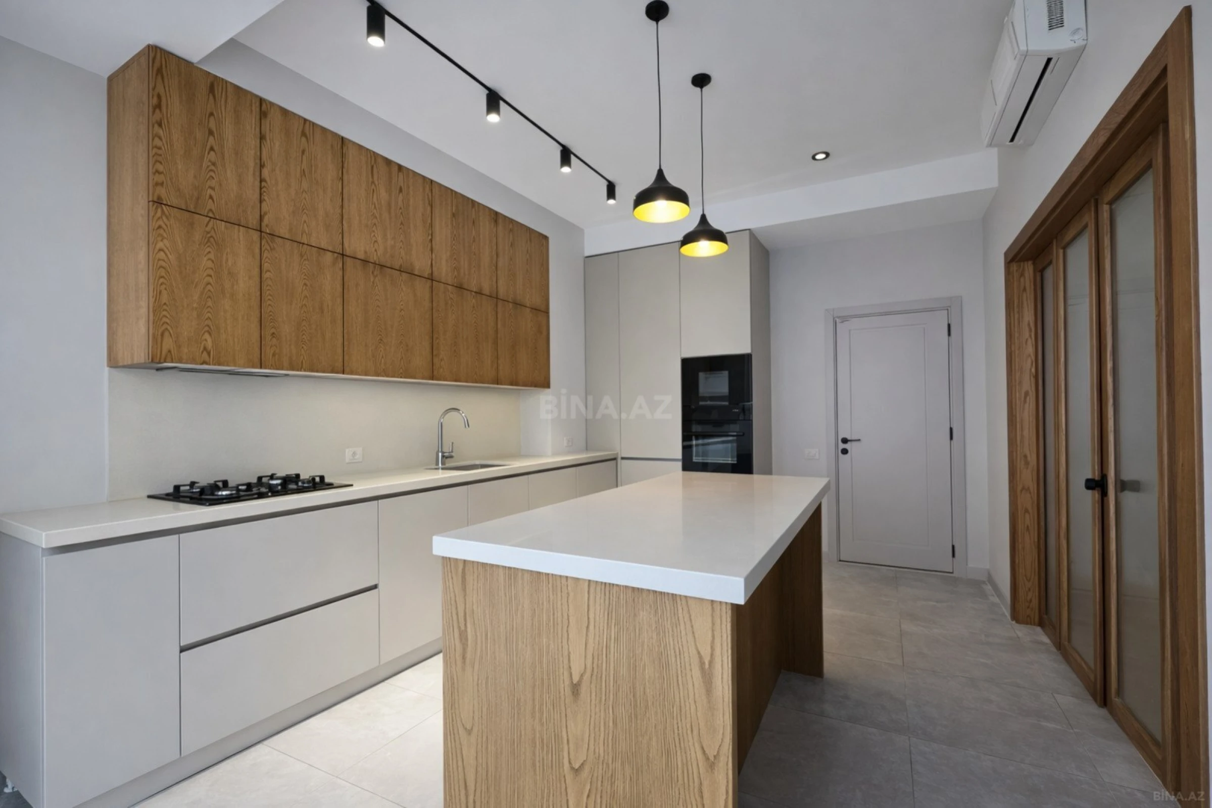 Satılır 3 otaqlı mənzil 135 m²