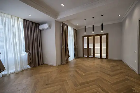 Satılır 3 otaqlı mənzil 135 m²