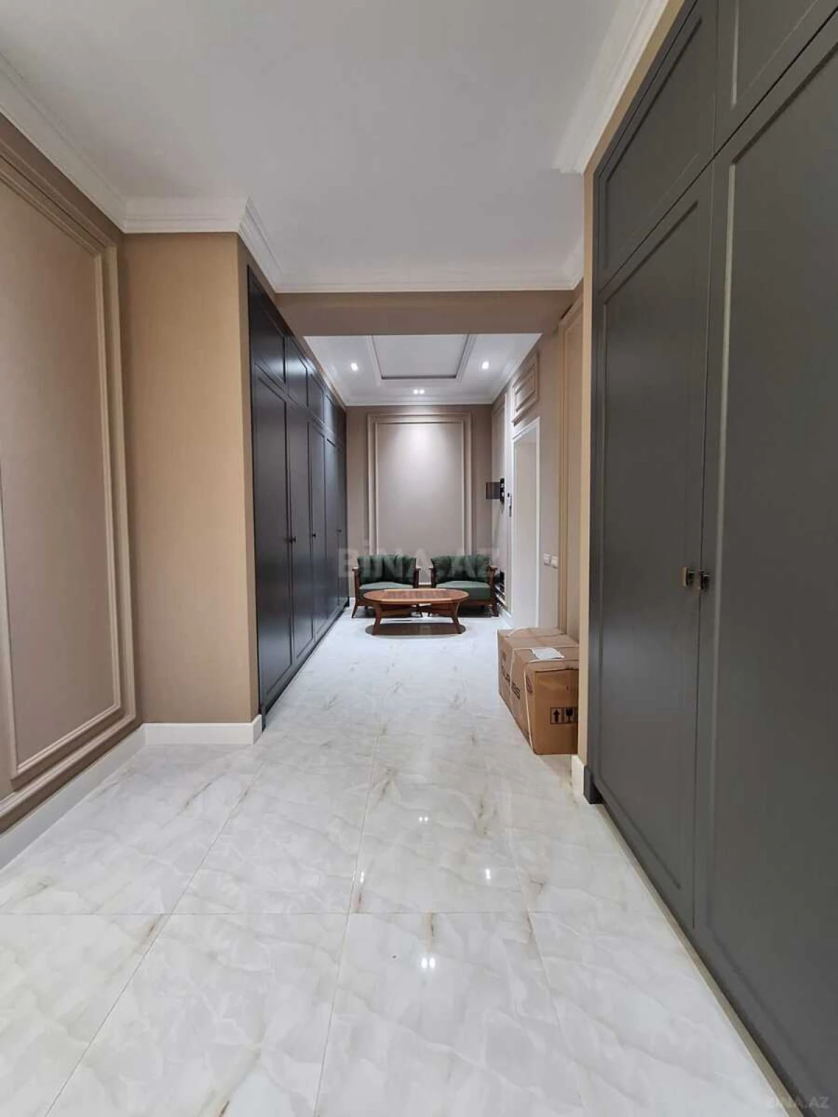 Satılır 4 otaqlı mənzil 235 m²