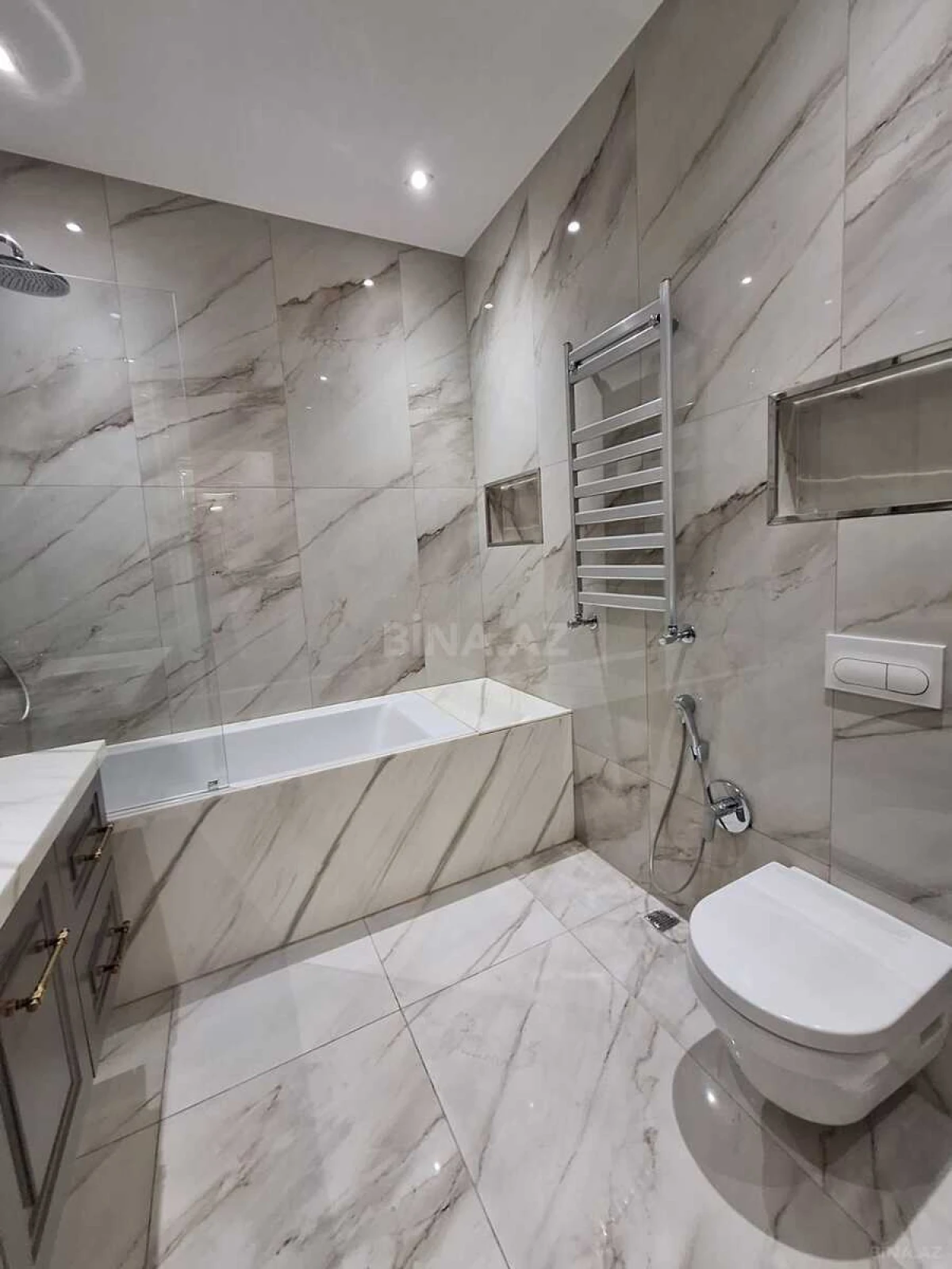 Satılır 4 otaqlı mənzil 235 m²