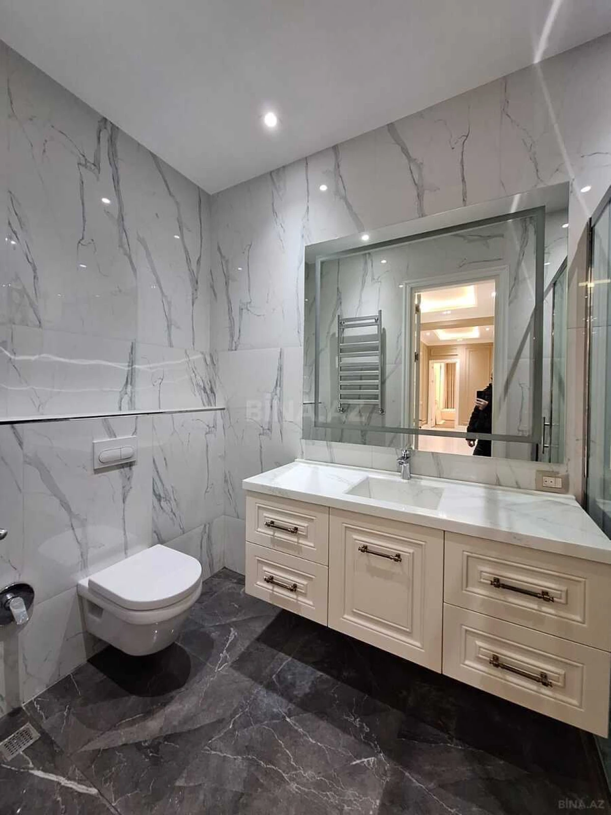 Satılır 4 otaqlı mənzil 235 m²