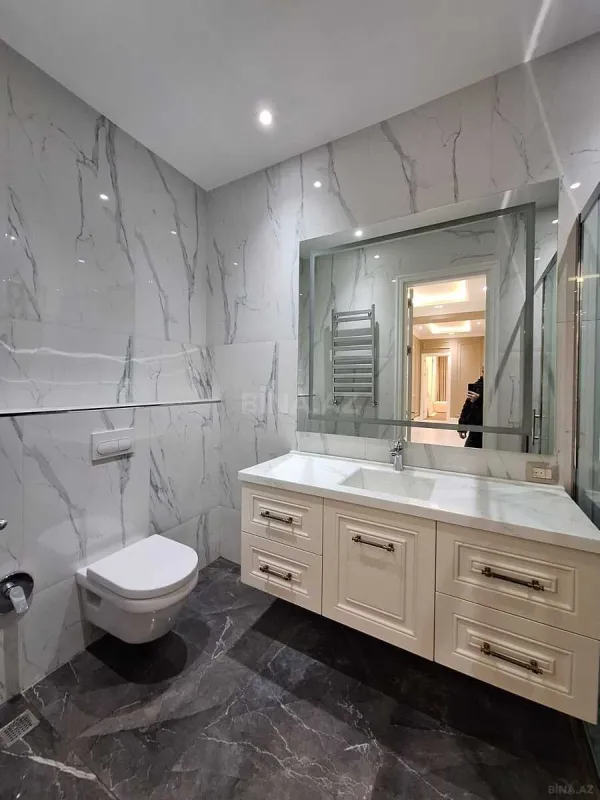 Satılır 4 otaqlı mənzil 235 m²