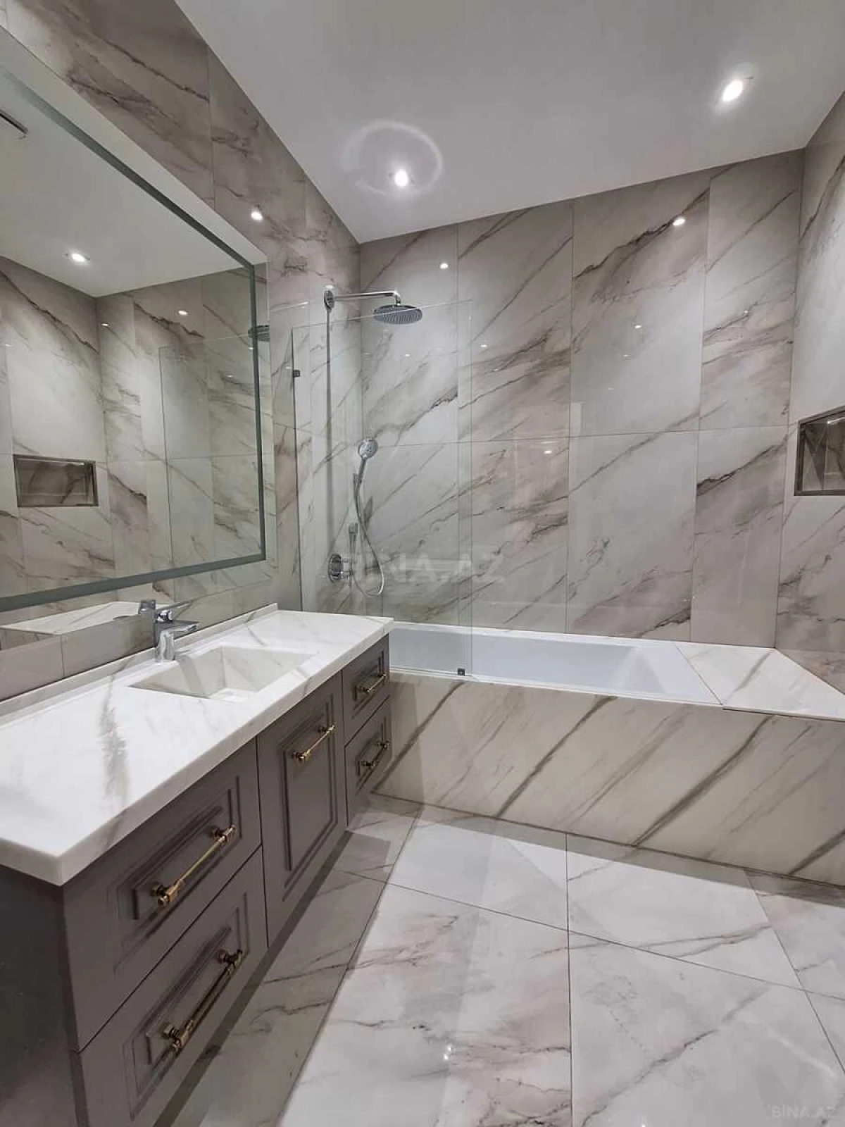 Satılır 4 otaqlı mənzil 235 m²