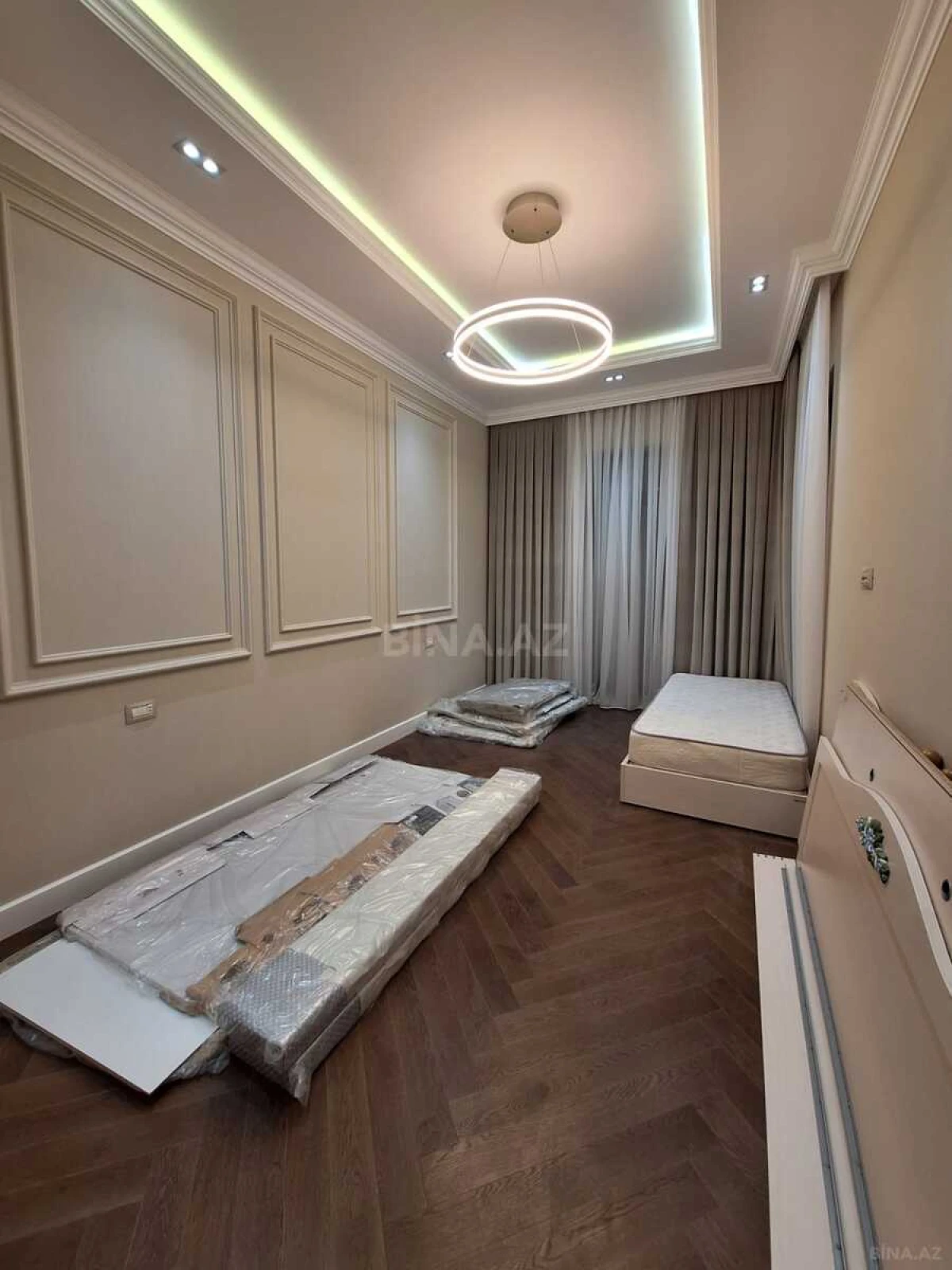 Satılır 4 otaqlı mənzil 235 m²