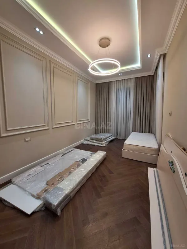 Satılır 4 otaqlı mənzil 235 m²