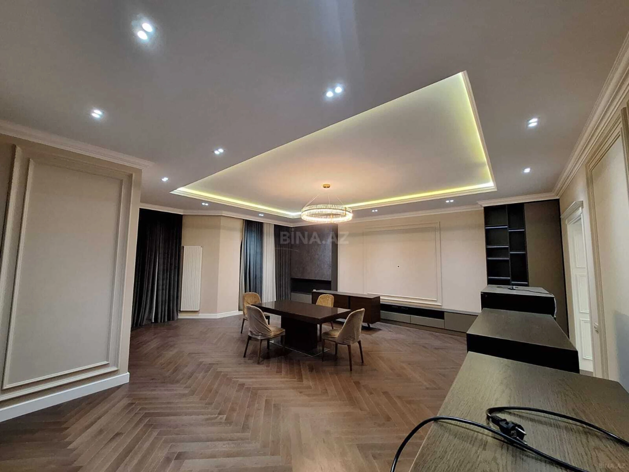 Satılır 4 otaqlı mənzil 235 m²