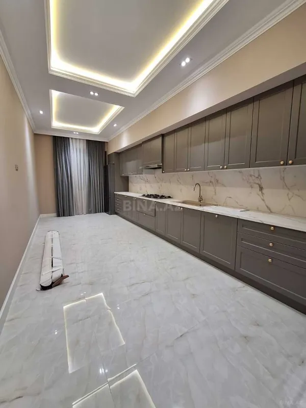 Satılır 4 otaqlı mənzil 235 m²