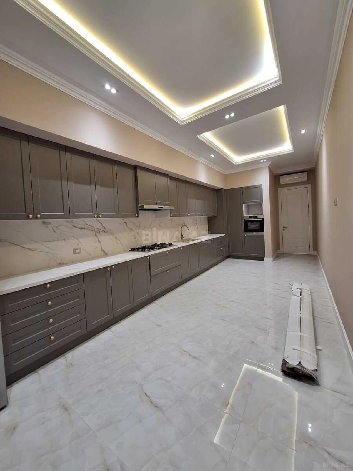 Satılır 4 otaqlı mənzil 235 m²