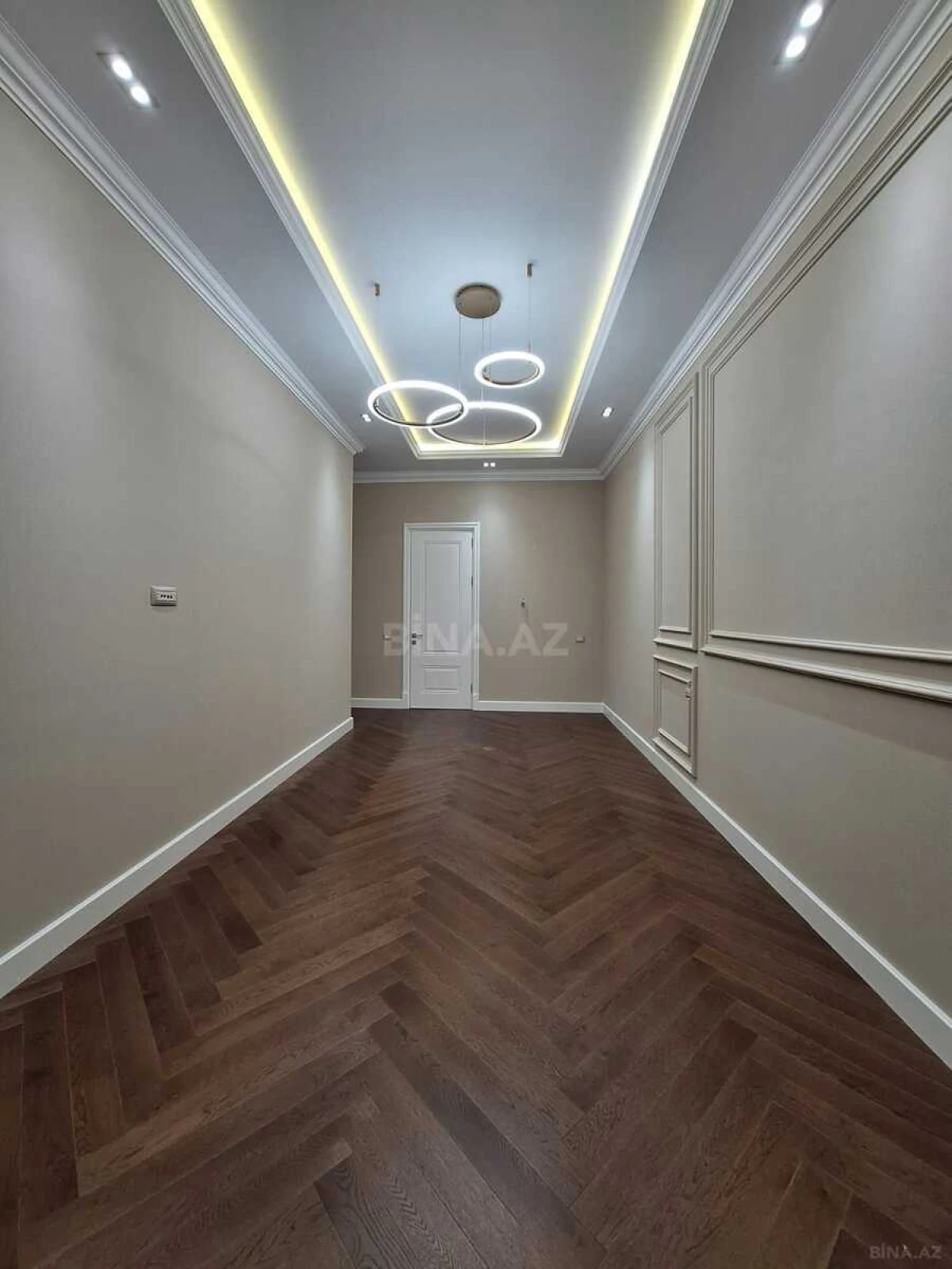 Satılır 4 otaqlı mənzil 235 m²