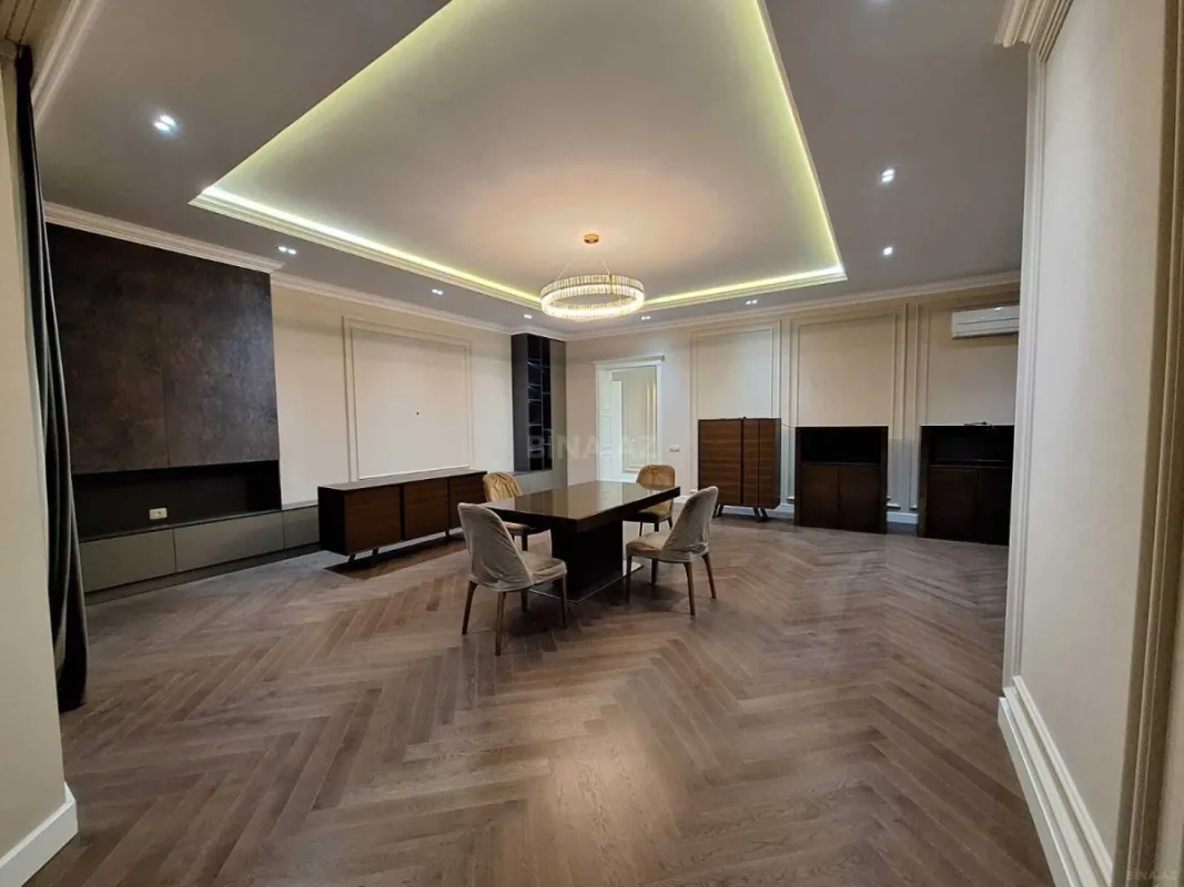 Satılır 4 otaqlı mənzil 235 m²