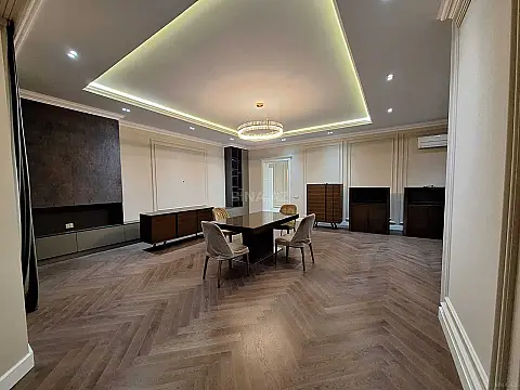 Satılır 4 otaqlı mənzil 235 m²