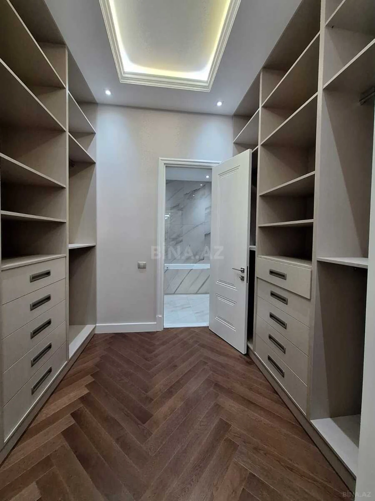 Satılır 4 otaqlı mənzil 235 m²