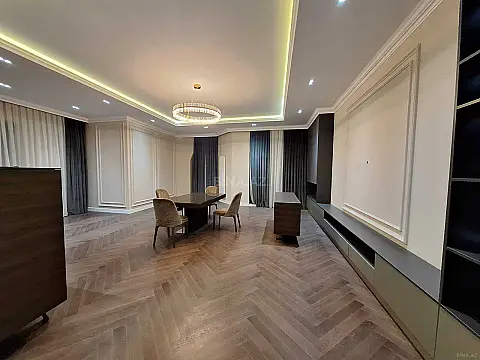Satılır 4 otaqlı mənzil 235 m²